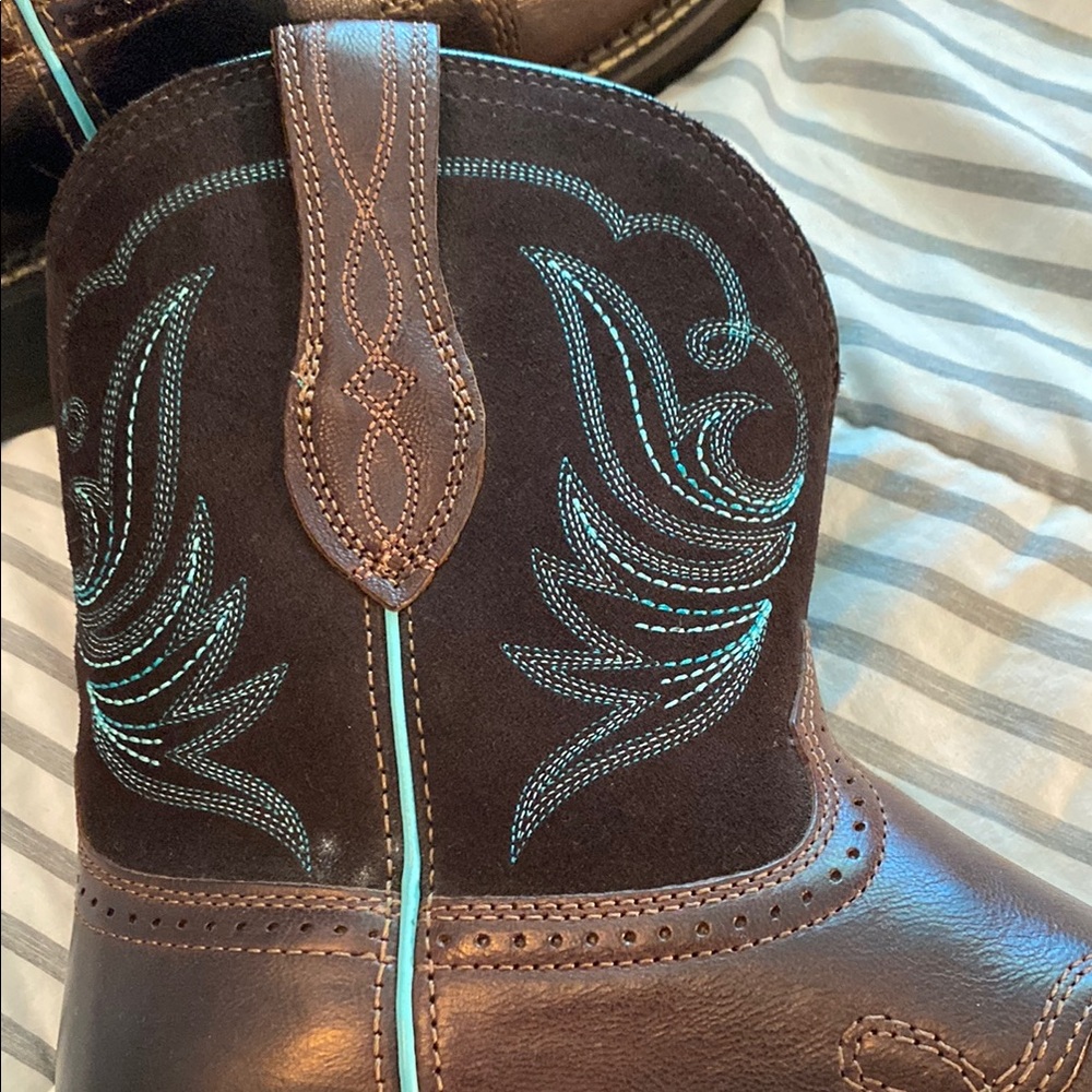 Ariat Brown Western Boots with Decorative Stitching